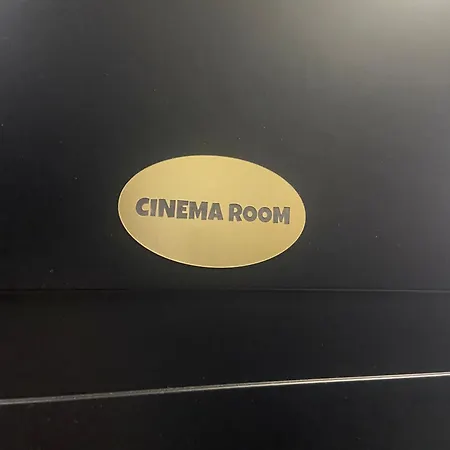 One Of One Experiences - Cinema 招待所 4*